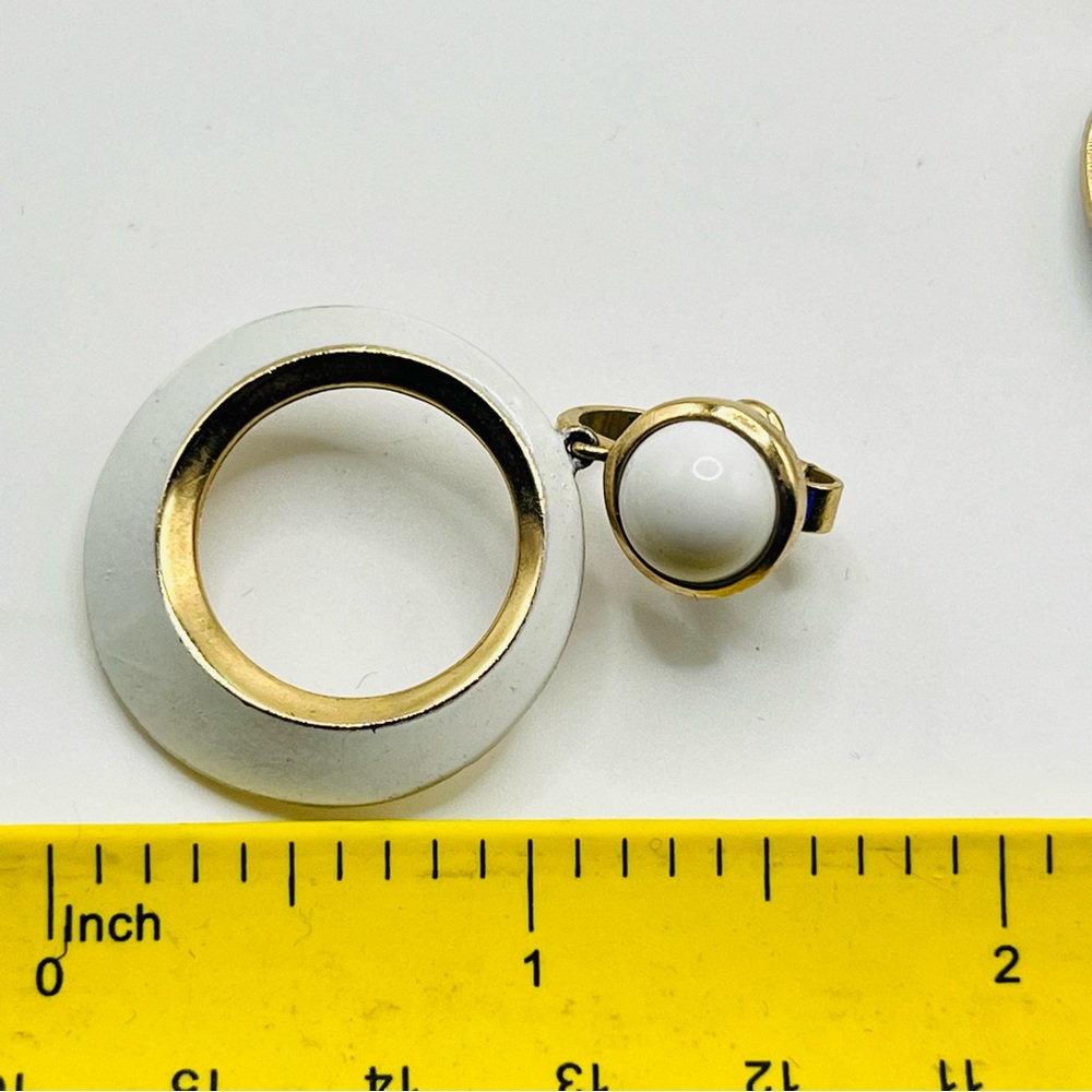 Vintage Crown Trifari Hoop Clip Earrings Articulated with White Enamel - Picture 4 of 4